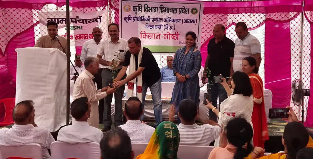 मंडी में किसान गोष्ठी, प्राकृतिक खेती और डेयरी अपनाने का आह्वान