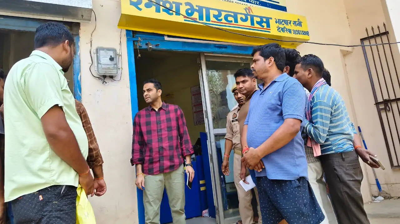 जिलाधिकारी ने गैस एजेंसियों का किया औचक निरीक्षण