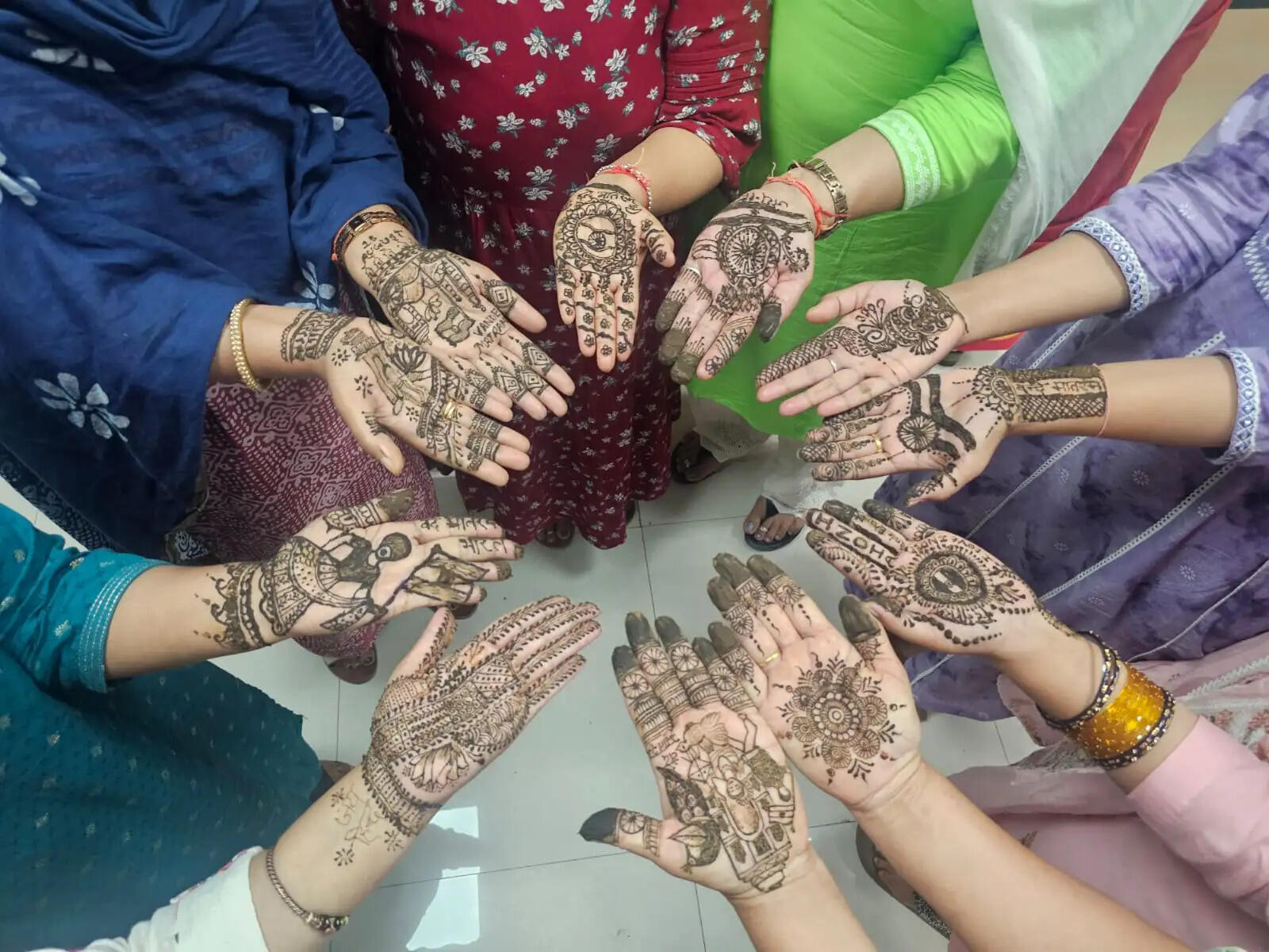 वंदे मातरम्’अभियान मेहंदी प्रतियोगिता यूओयू के नाम