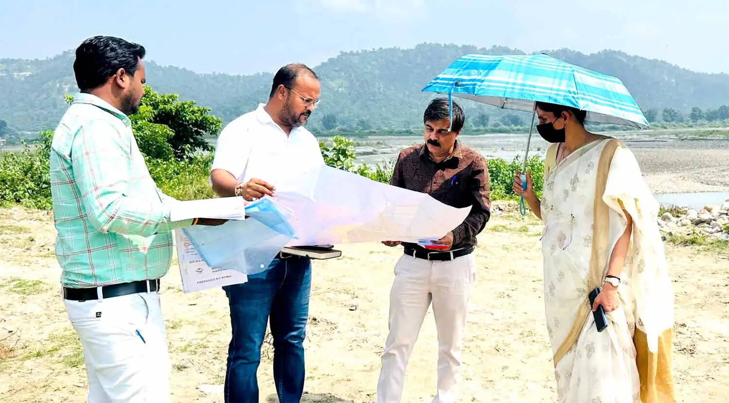 कुंभ की तैयारियों में तेजी, सड़कों और मेला भूमि के समतलीकरण कार्यों का निरीक्षण