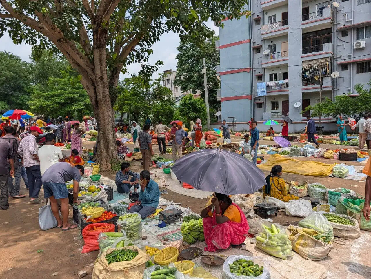 टैगोर हिल के पास नए वेंडिंग स्थल पर वेंडरों का पुनर्वास शुरू