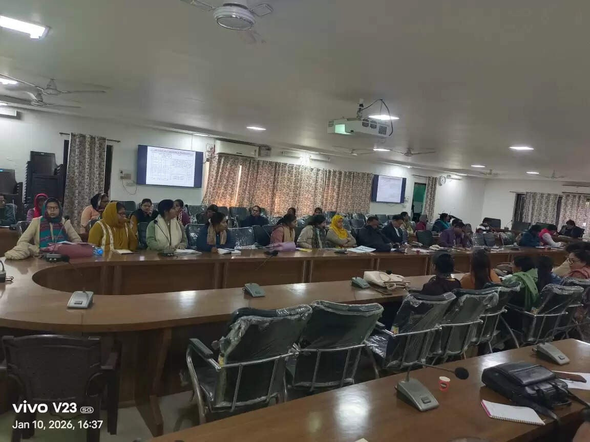 बच्चों के कल्याण की योजना में मुख्य सेविका की घोर लापरवाही, डीएम ने रोका वेतन