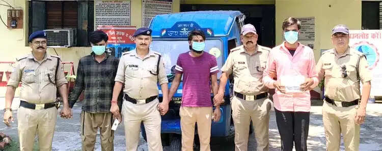 टिहरी विस्थापित कॉलोनी में चोरी का खुलासा: तीन गिरफ्तार, पांच लाख नकद बरामद