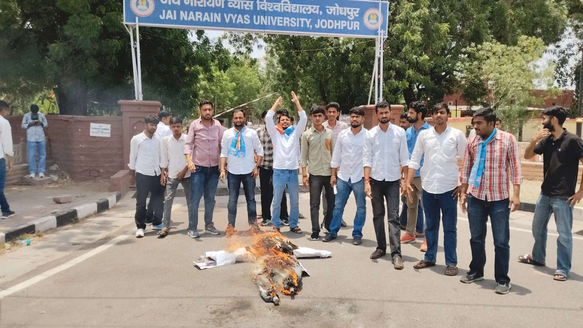जेएनवीयू में फीस वृद्धि के खिलाफ कुलपति का पुतला फूंका