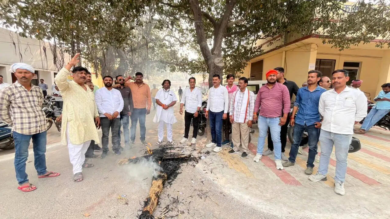 मौलाना सलीम के खिलाफ फूटा आक्रोश, हिंदू युवा वाहिनी ने प्रदर्शन कर फूंका पुतला