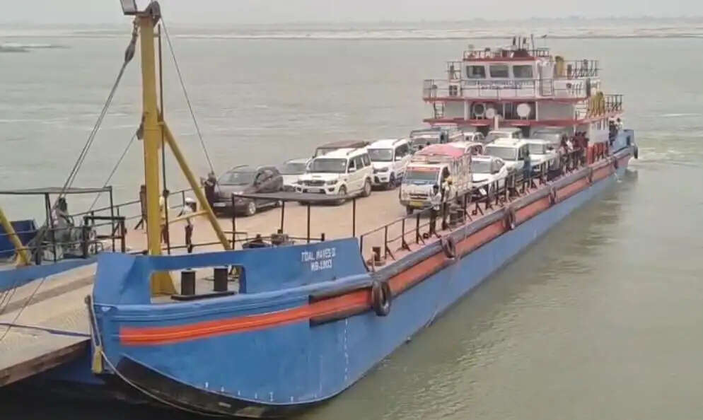 गंगा नदी में शुरू हुई कार्गो सेवा से लोगों को राहत