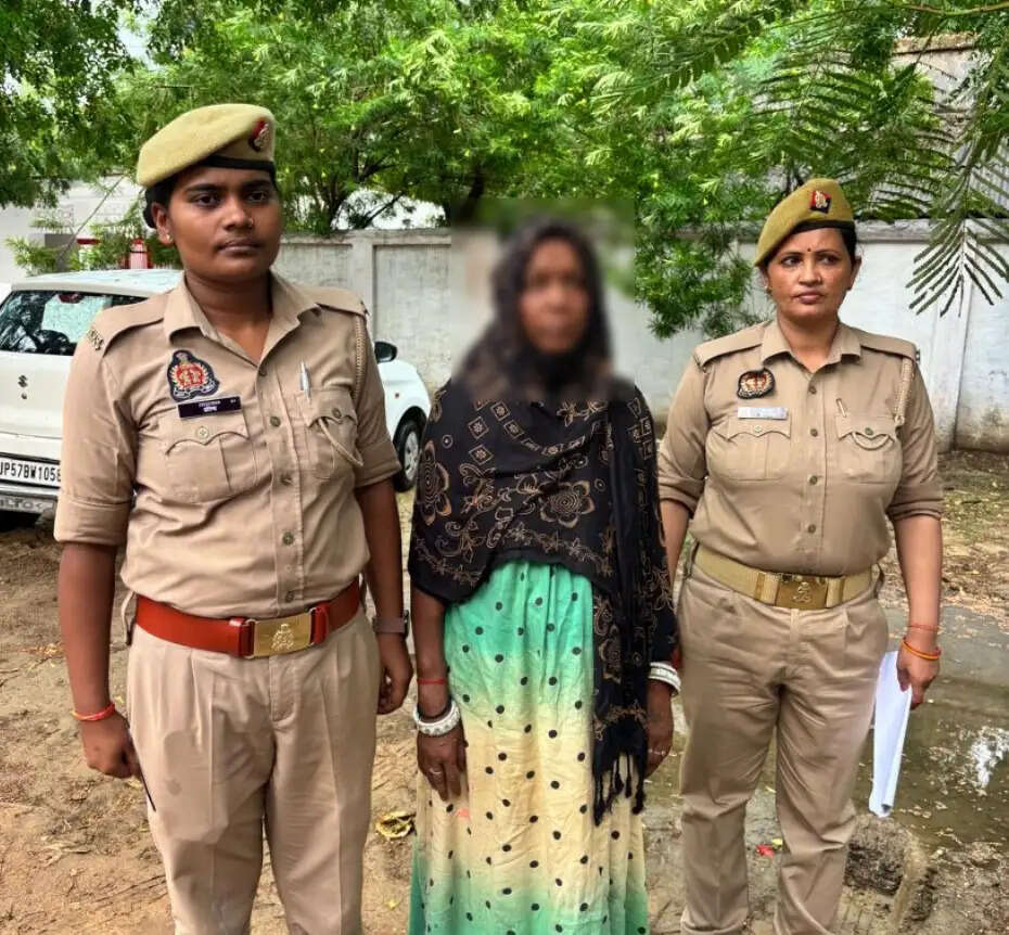 कैंपियरगंज हत्याकांड का खुलासा: मामी की हत्या कर जेवरात लूटने वाली भांजी गिरफ्तार