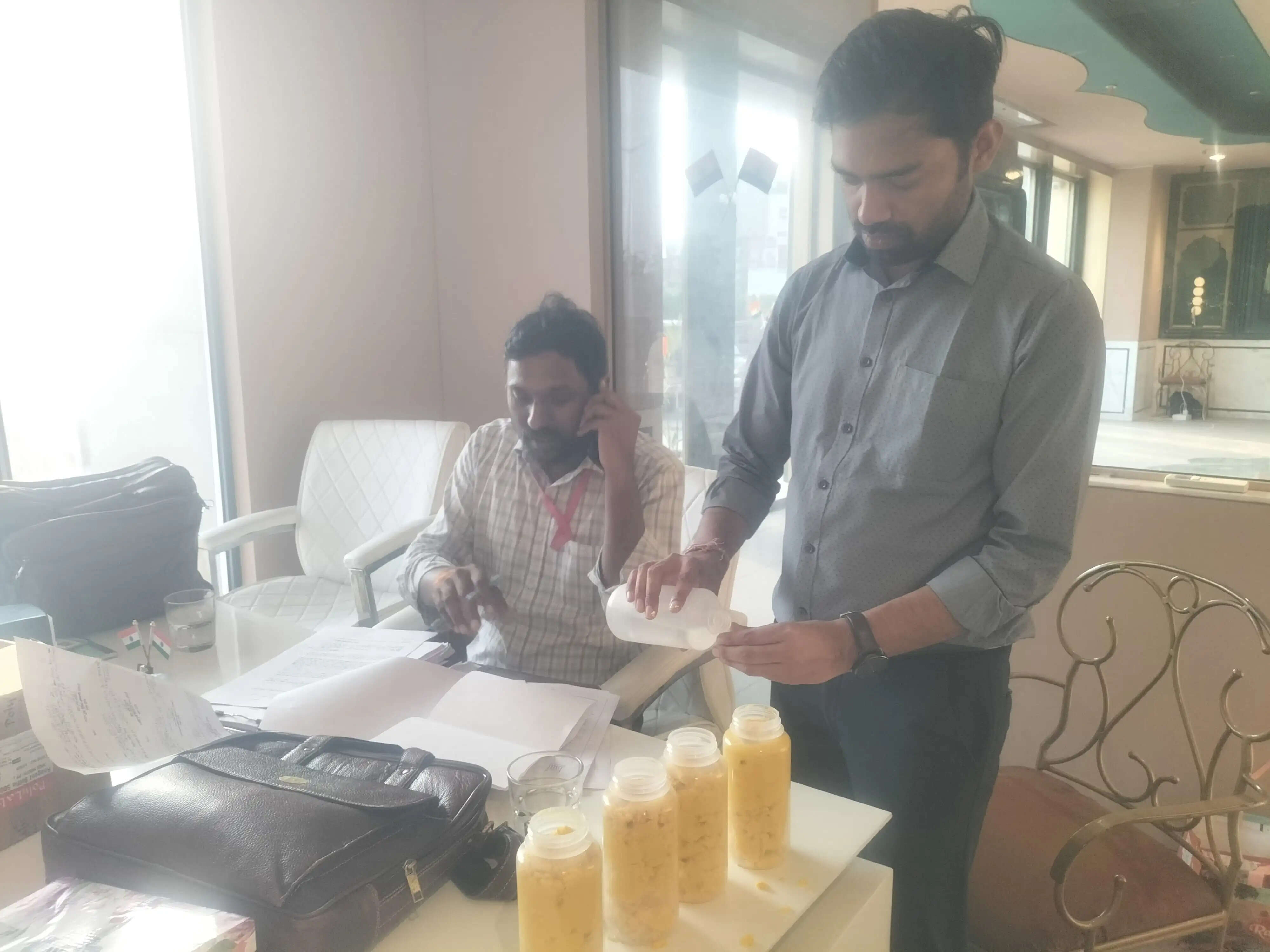 मिलावट के खिलाफ खाद्य विभाग ने कार्रवाई करते हुए मिठाई-मावे समेत तेल के नमूने लिए