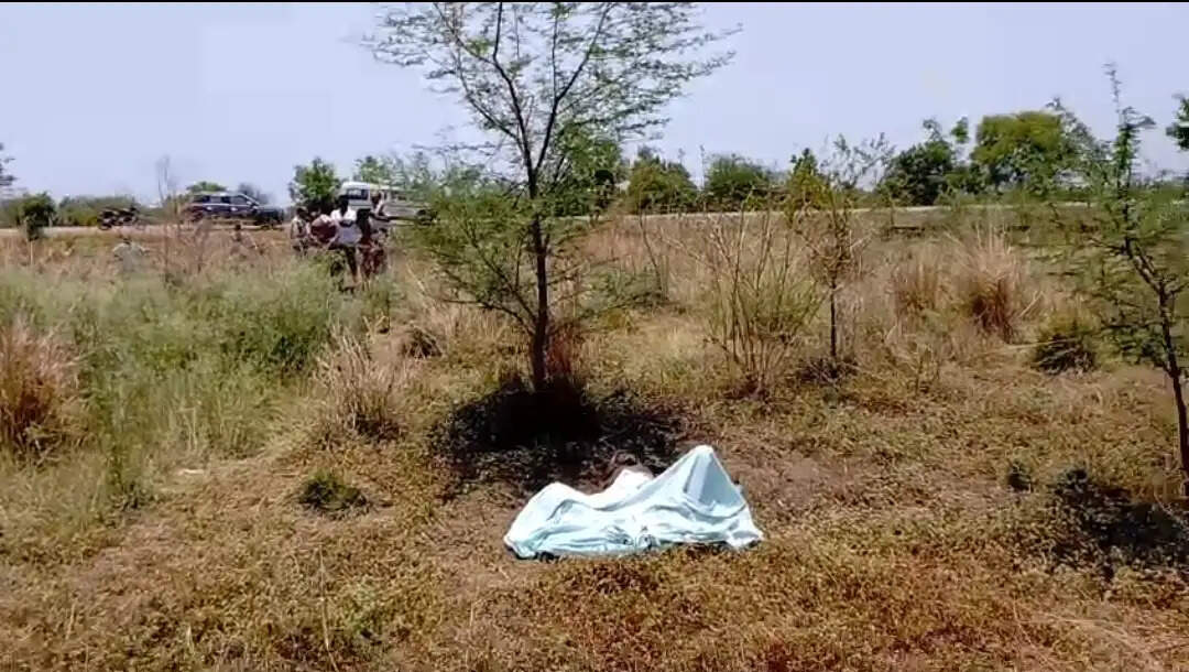 जबलपुर - हाईवे पर मिला वृद्ध का शव