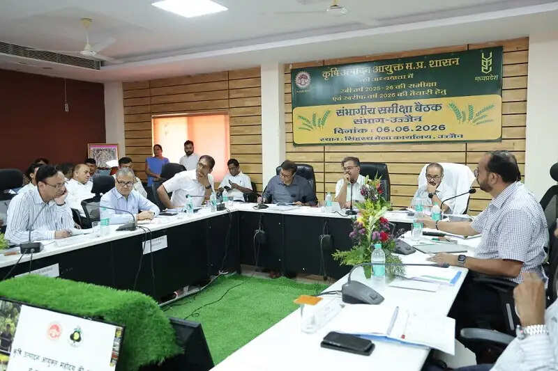 मप्रः कृषि उत्पादन आयुक्त ने की उज्जैन में संभागीय समीक्षा, कहा-बाजार की मांग आधारित फसलों को करें प्रोत्साहित