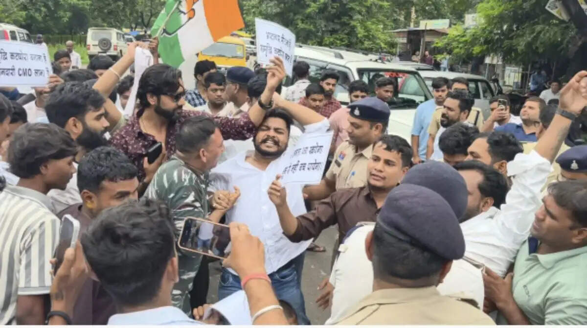 अटल प्रतिमा निर्माण में भ्रष्टाचार का आरोप: कटघोरा में युवा कांग्रेस का अर्धनग्न प्रदर्शन, चक्काजाम का प्रयास