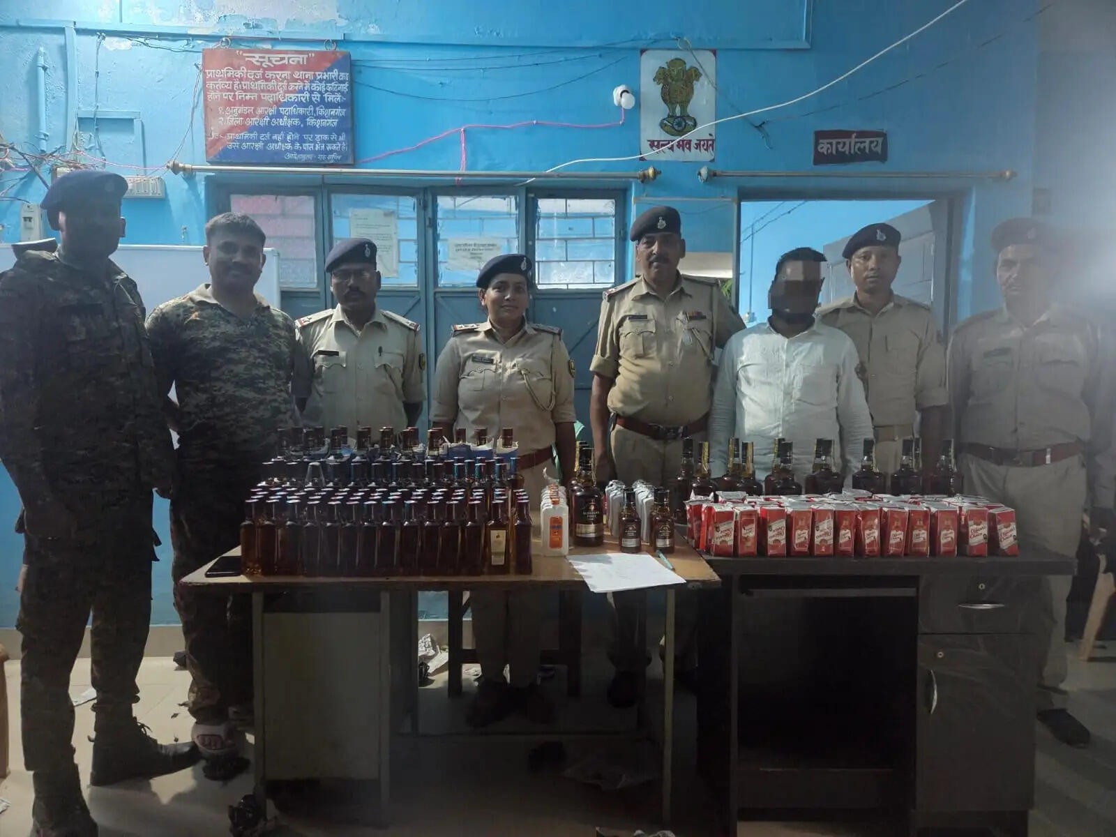 किशनगंज में 60.615 लीटर अवैध विदेशी शराब बरामद, तस्कर गिरफ्तार, वाहन जब्त