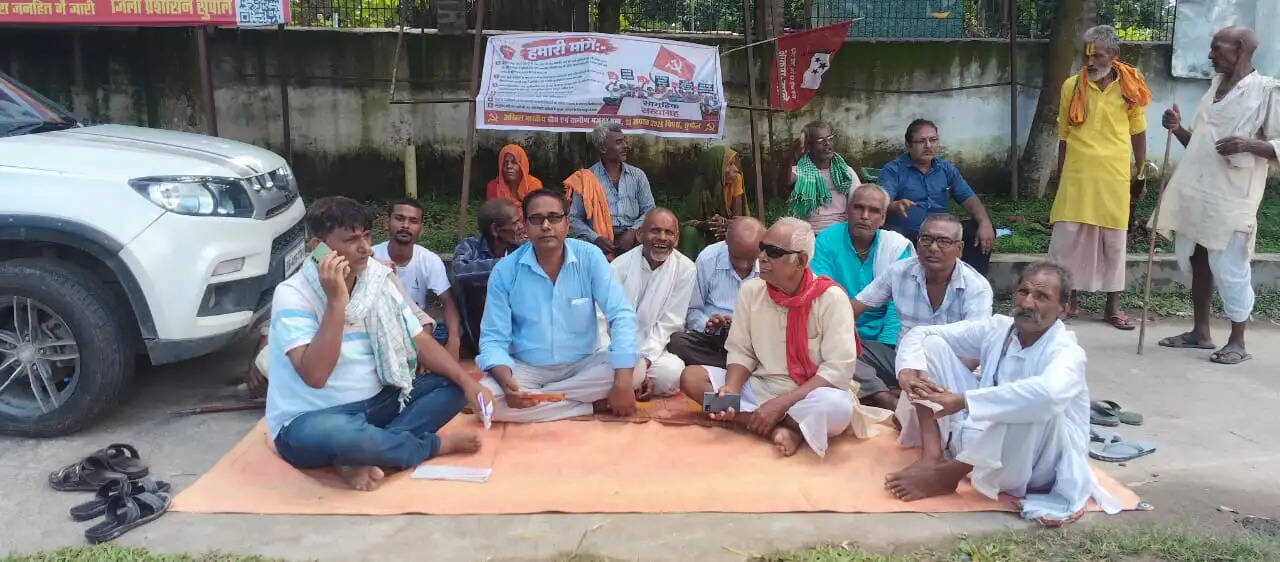 पिपरा प्रखंड कार्यालय के समक्ष मजदूर सभा का धरना-प्रदर्शन, सौंपा ज्ञापन