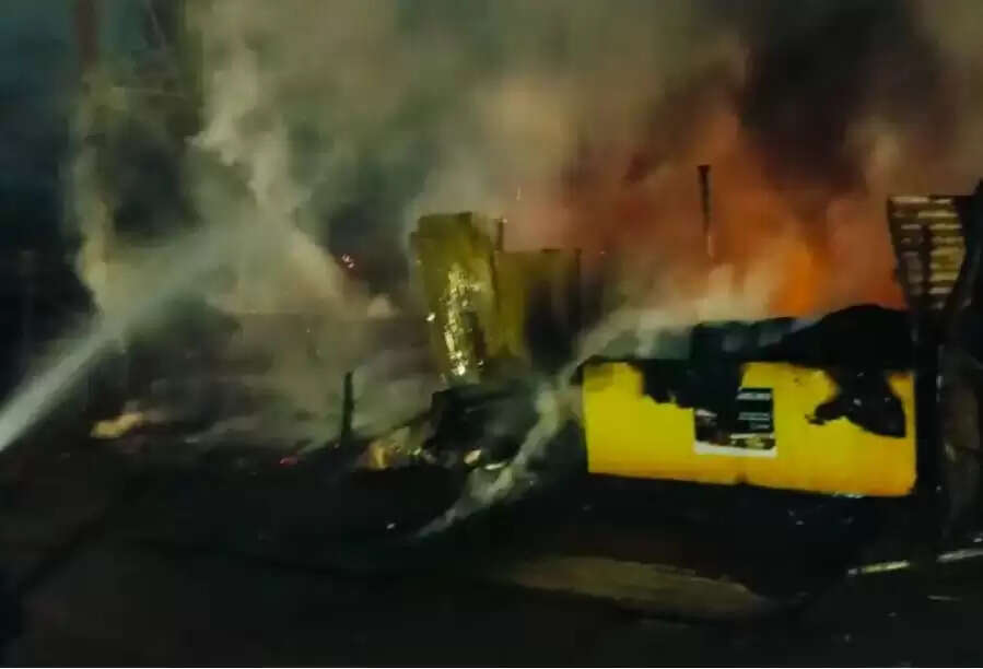 कांड्रा में दो होटलों में लगी आग, लाखों का नुकसान