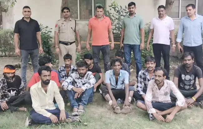 सोनीपत: पार्क में नशा करते 12 युवक पकड़े, उपचार के लिए अस्पताल भेजे गए