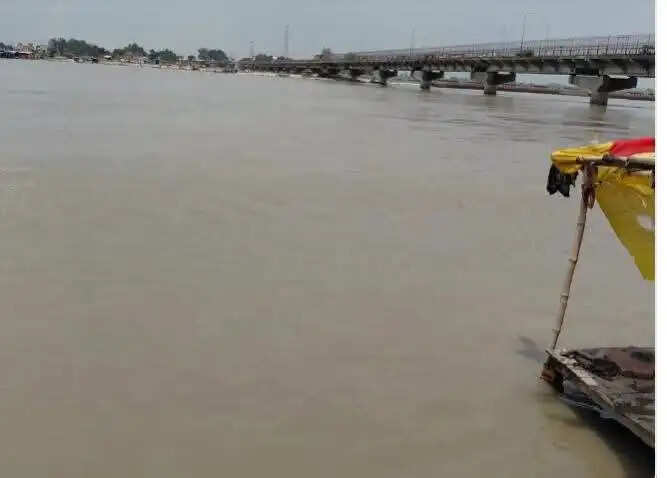 गंगा का जल स्तर बढ़ने से डूबे घाट,कटान तेज