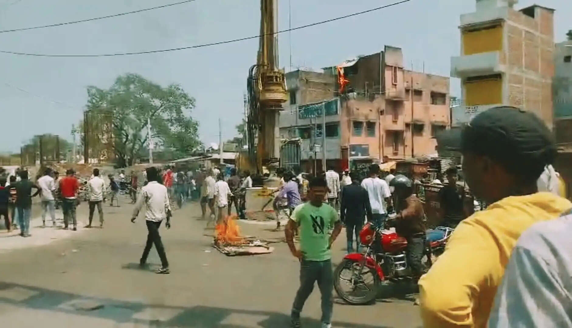 दोहरे हत्याकांड से आक्रोशित लोगों ने किया उग्र प्रदर्शन,आगजनी और तोड़फोड़