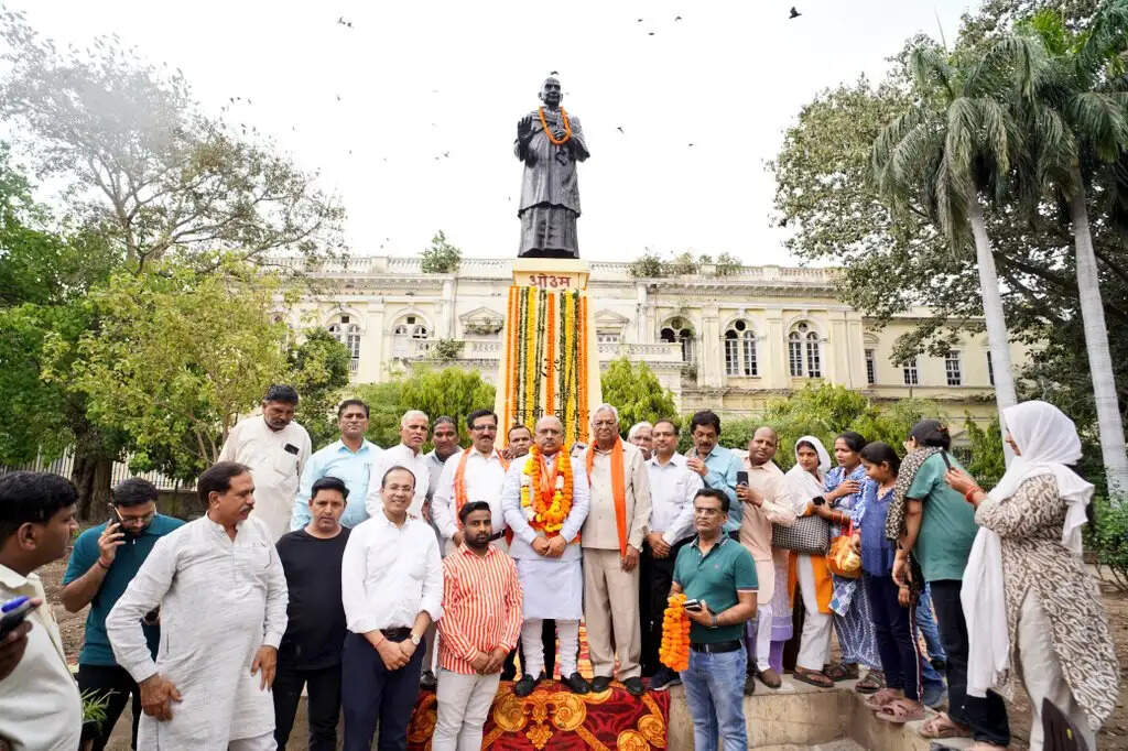 विजेंद्र गुप्ता ने स्वामी श्रद्धानंद की प्रतिमा पर पुष्पांजलि अर्पित की