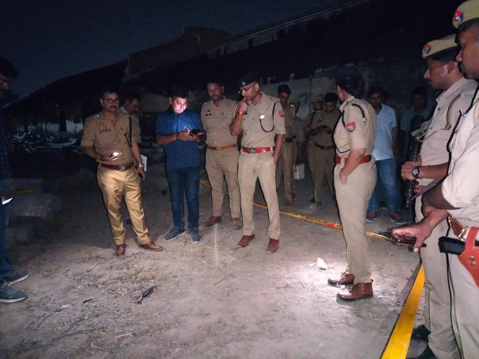 दो दुकानों में चोरी करने वाले तीन शातिर मुठभेड़ में गिरफ्तार, एक के पैर में लगी गोली