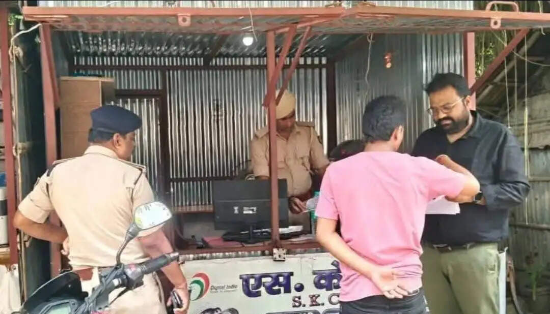 वीरपुर में आधार सेंटर पर प्रशासन की छापेमारी, संचालक हिरासत में; कई दस्तावेज बरामद