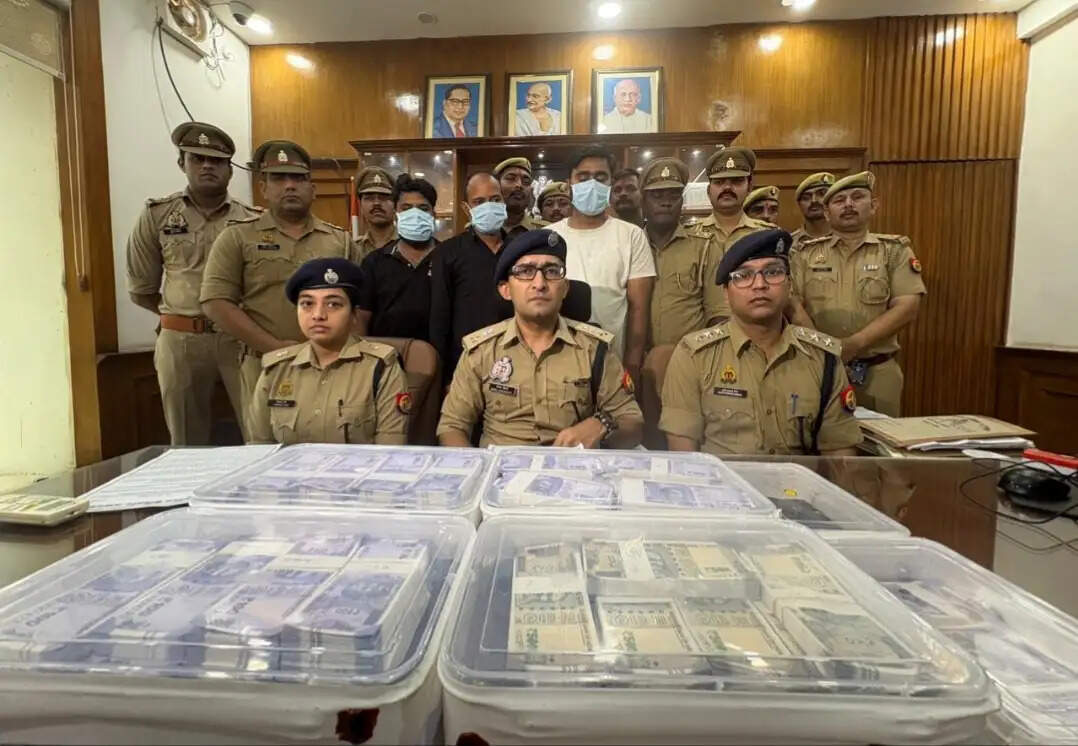 लखनऊ में लाखों रुपये की नकली करंसी के साथ तीन गिरफ्तार