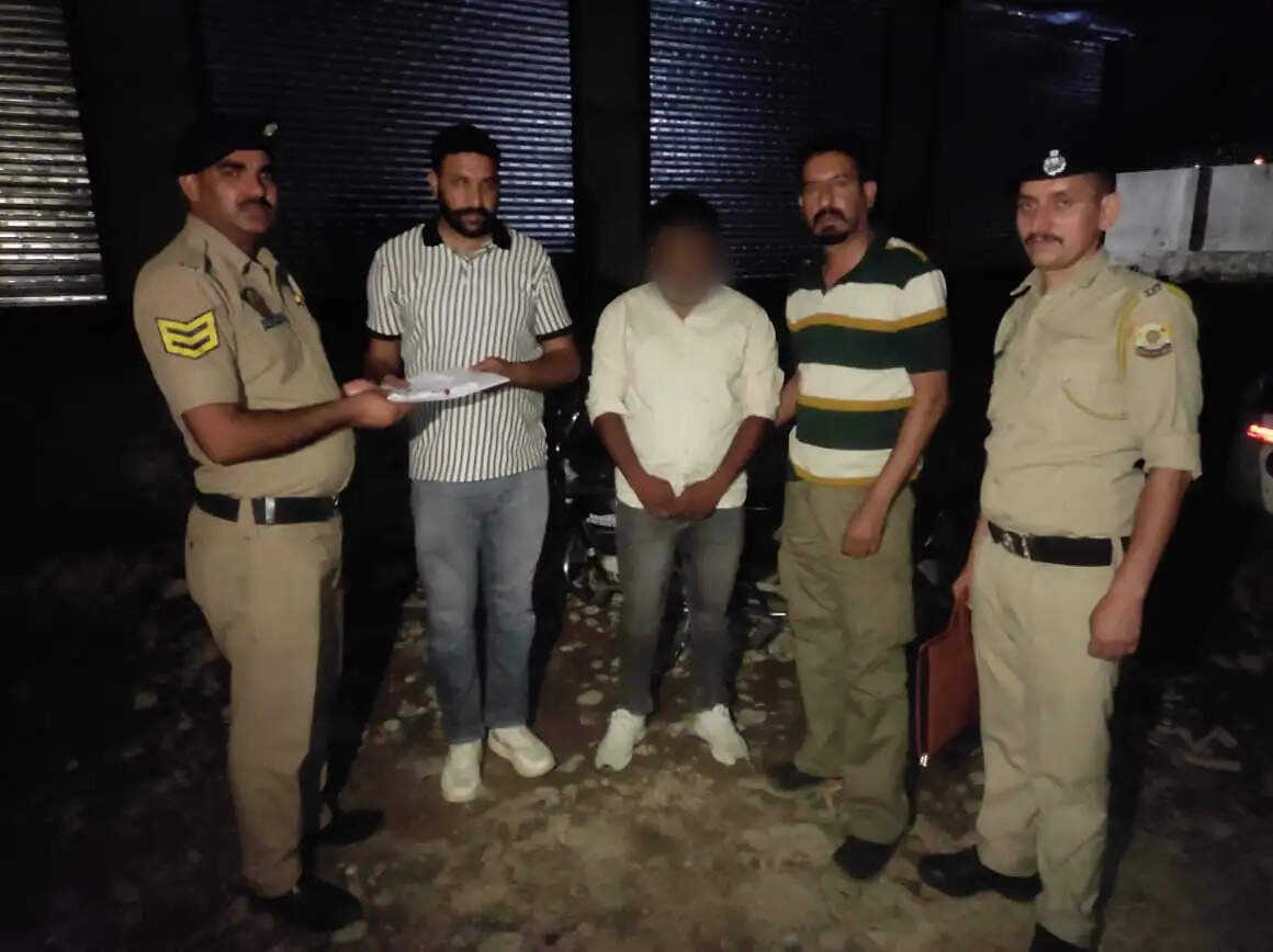 हेलमेट के अंदर छुपाकर ले जा रहा था चिट्टा, गिरफ्तार