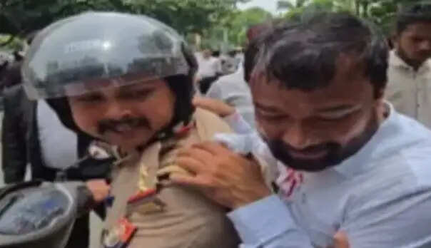 वाराणसी : कचहरी परिसर में अधिवक्ताओं के गुट भिड़े, एक अधिवक्ता घायल