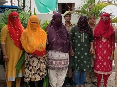 वाराणसी कैंट रेलवे स्टेशन के सामने पुरुषों को छेड़ रही पांच महिलाएं गिरफ्तार