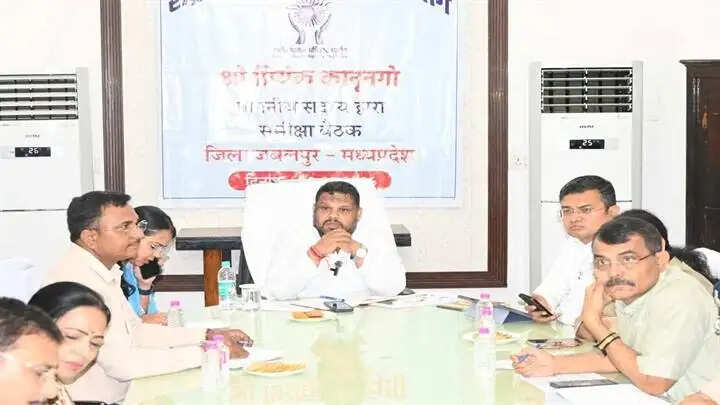 जबलपुरः राष्ट्रीय मानव अधिकार आयोग सदस्य कानूनगो ने जमीनी मुद्दों की समीक्षा, दिए आवश्यक निर्देश