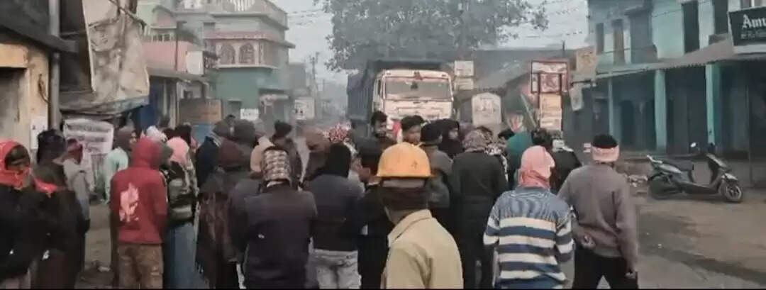 सड़क दुर्घटना में युवक की मौत, लोगों ने किया प्रदर्शन