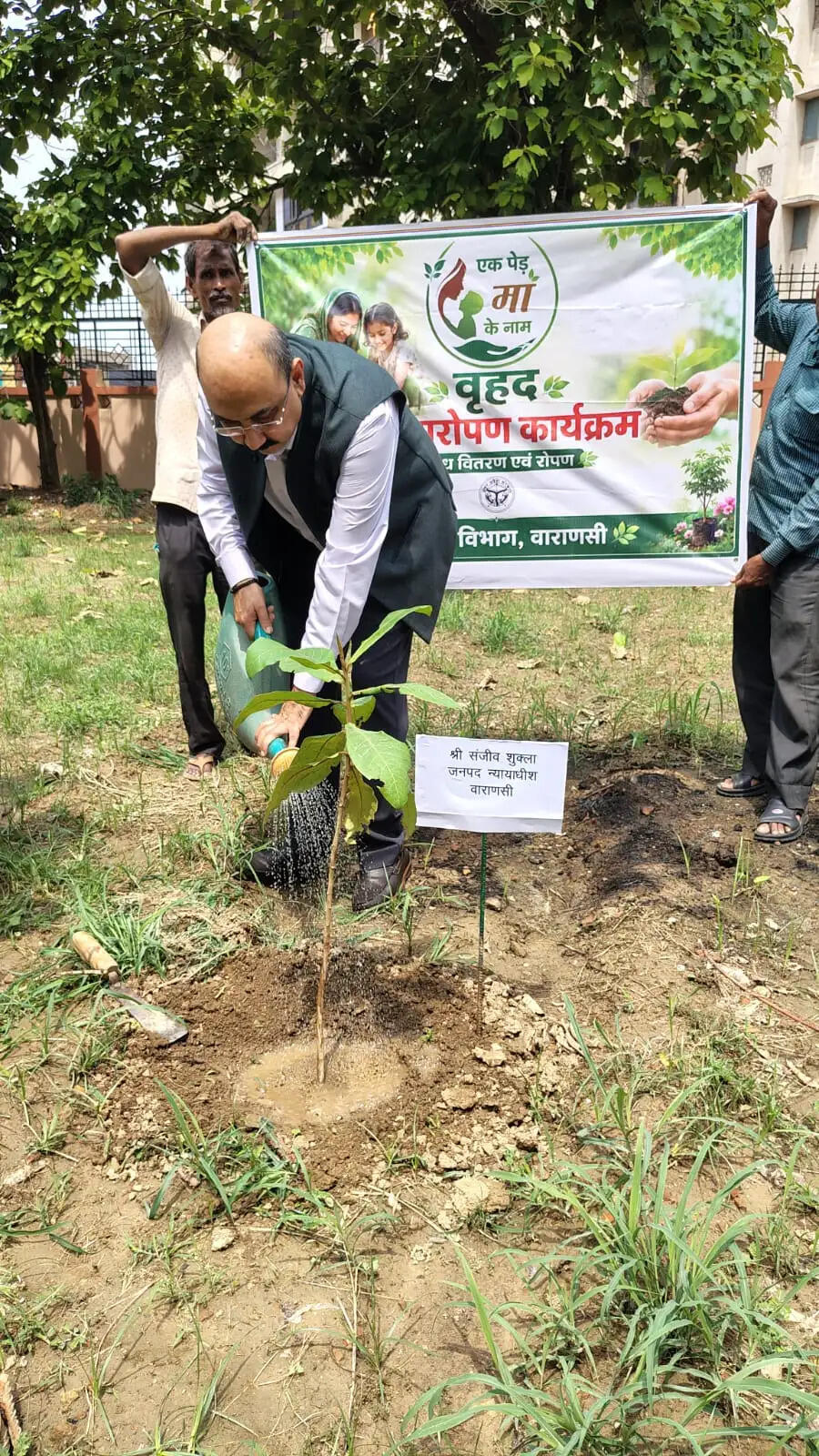 वाराणसी में पौधरोपण अभियान की धूम, आम से खास लोगों ने उत्साह से की भागीदारी