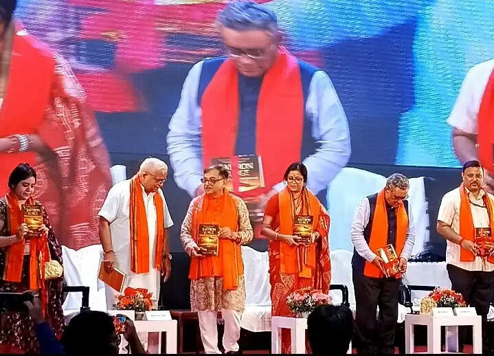 कोलकाता में ‘सैफ्रन सर्ज’ का विमोचन, तरुण विजय बोले- बंगाल की जीत हिंदुत्व के संघर्ष की महत्वपूर्ण कड़ी