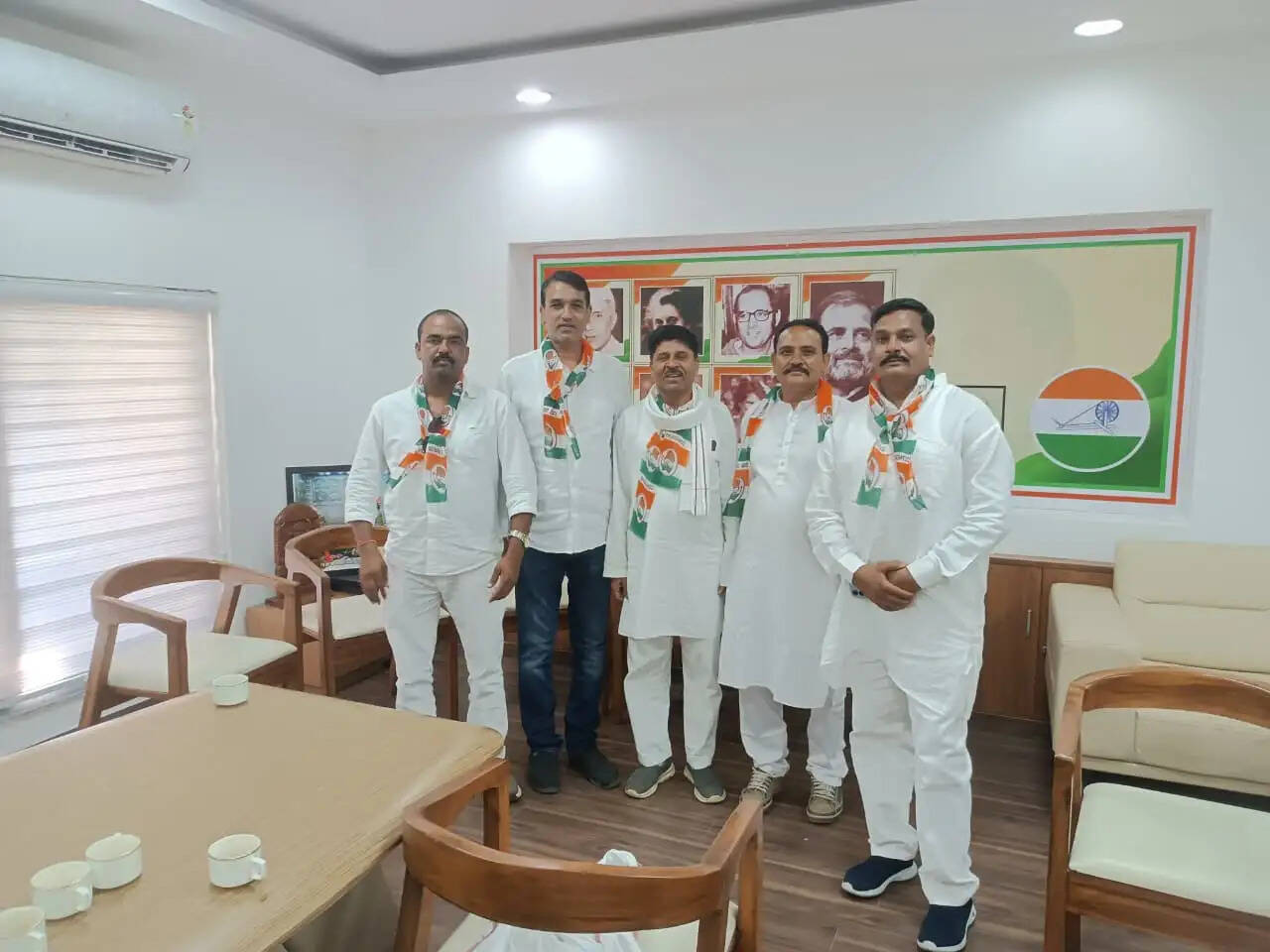 टीकमगढ़ के पांच पार्षद कांग्रेस&nbsp;की हुई घर वापसी,&nbsp;विधायक&nbsp;बुंदेला के साथ भोपाल पहुंचे, प्रदेश कांग्रेस कार्यालय में ग्रहण की सदस्यता