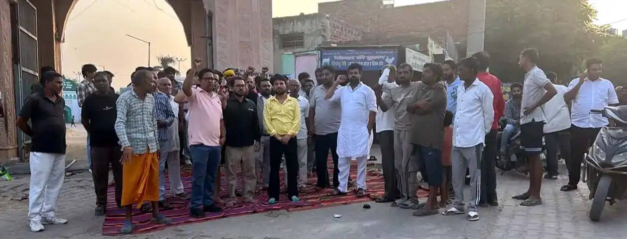हांसी : दूषित पेयजल, गंदगी व बेसहारा पशुओं से परेशान लोगों ने दिया धरना