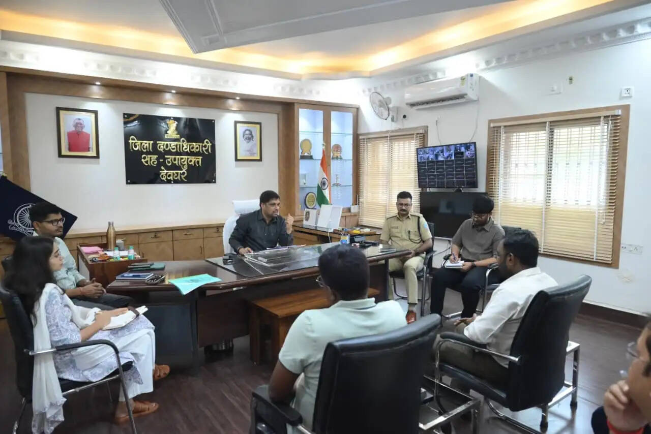 श्रावणी मेले काे लेकर रेलवे स्टेशनों पर सुरक्षा और क्राउड मैनेजमेंट की उपायुक्त ने की समीक्षा