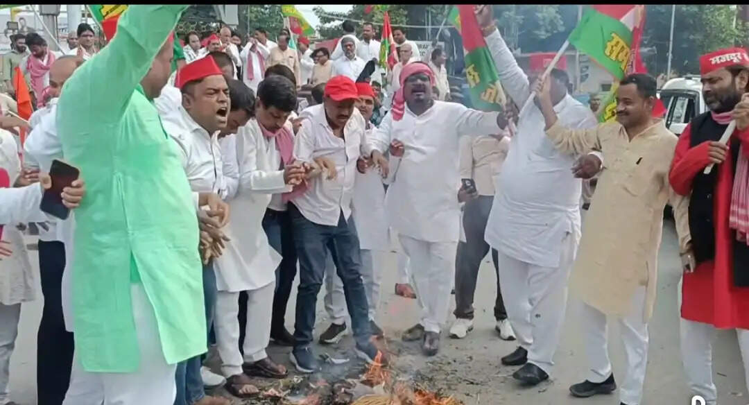 दिल्ली में अखिलेश यादव काे हिरासत में लिये जाने के विरोध में गोरखपुर में सपाइयों का धरना-प्रदर्शन
