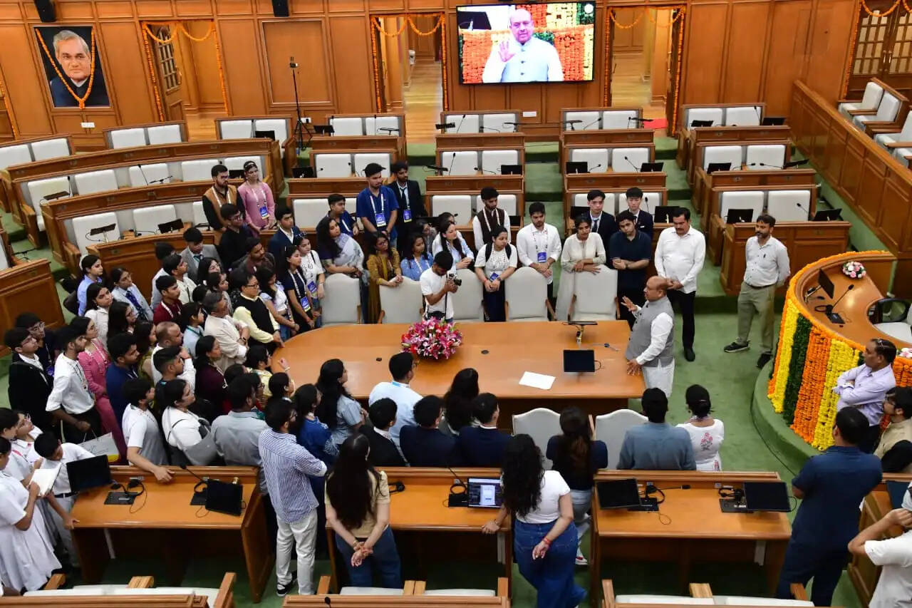 दिल्ली विधानसभा में अंतरराष्ट्रीय युवा प्रतिनिधिमंडल और छात्र सांसदों का संवाद