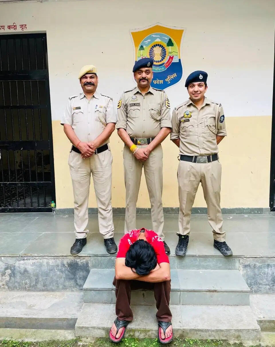 दुर्गा माता मंदिर से चांदी की छत्र और नकदी चोरी, आरोपी गिरफ्तार