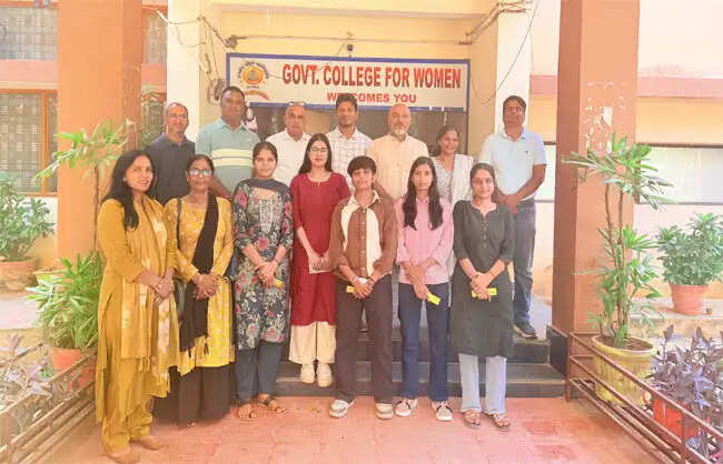 नारनौल कॉलेज की छात्राओं ने विवि स्तर पर दिखाई प्रतिभा