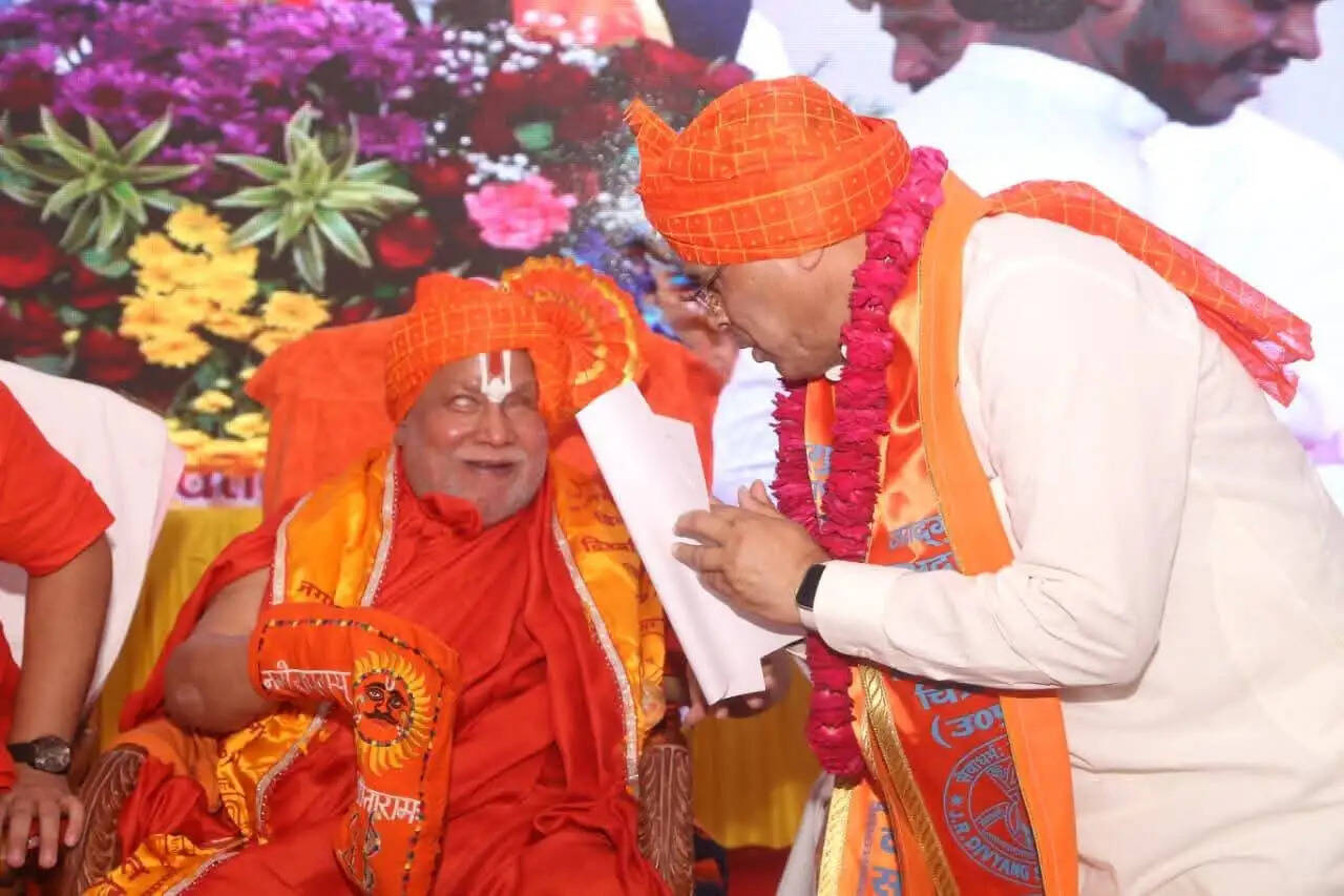 जगदगुरू रामभद्राचार्य दिव्यांग राज्य विश्वविद्यालय चित्रकूट के दीक्षांत समारोह में मेधावी विद्यार्थियों को दी गयी उपाधि