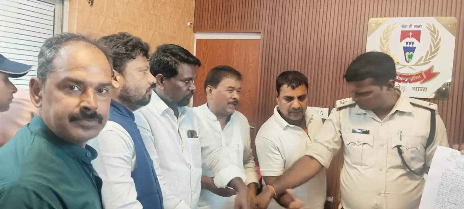पत्थरबाजी मामले में कांग्रेस ने भाजपा नेताओं और कार्यकर्ताओं के खिलाफ दर्ज कराई प्राथमिकी