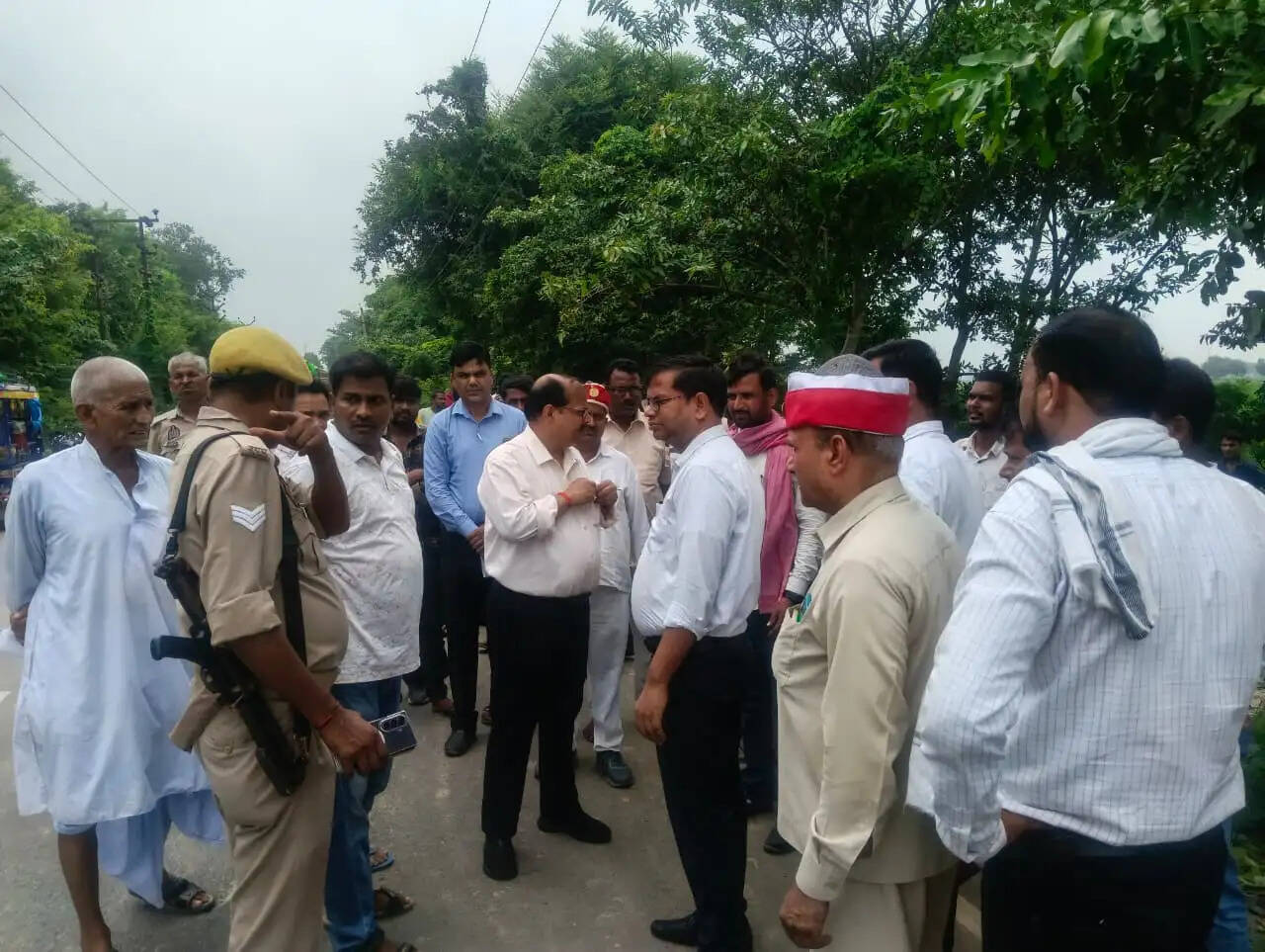 जौनपुर: बस की टक्कर से स्कूल वैन पलटी, सात बच्चे घायल