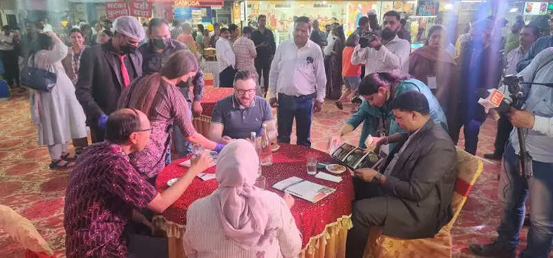 ब्रिक्स सम्मेलन में हिस्सा लेने इंदौर पहुंचे विदेशी मेहमानों ने 56 दुकान में मालवा के स्वादिष्ट व्यंजनों का लुत्फ उठाया