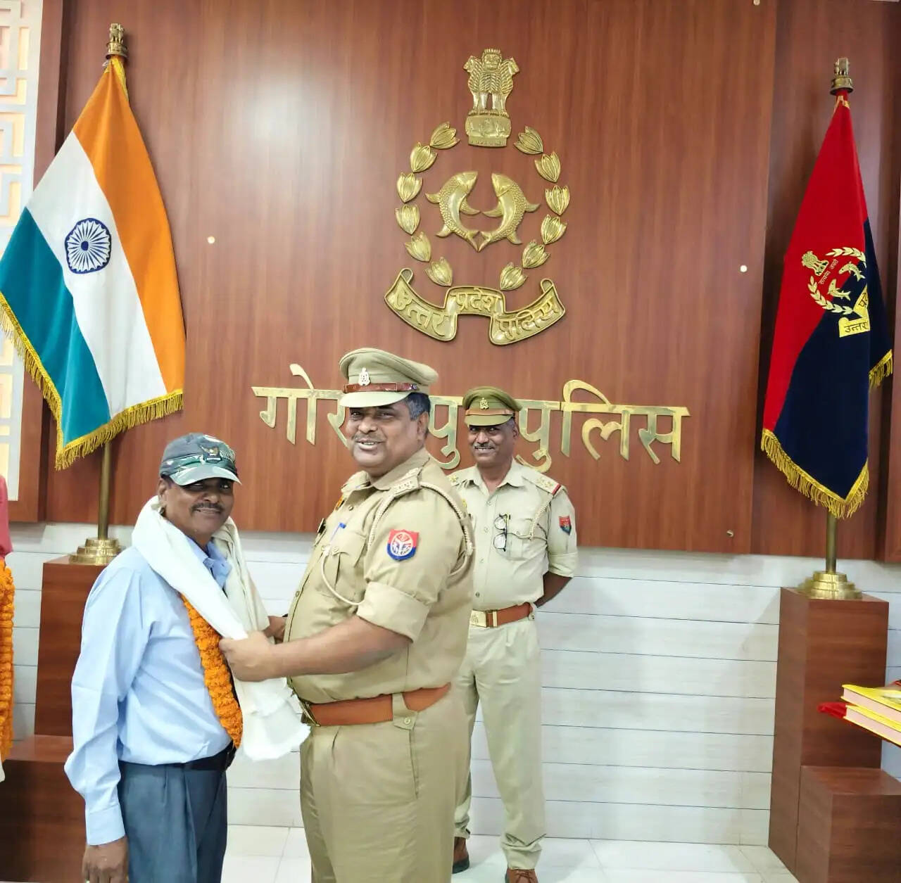 सेवानिवृत्त हुए तीन पुलिसकर्मियों को सम्मान के साथ दी गई भावभीनी विदाई