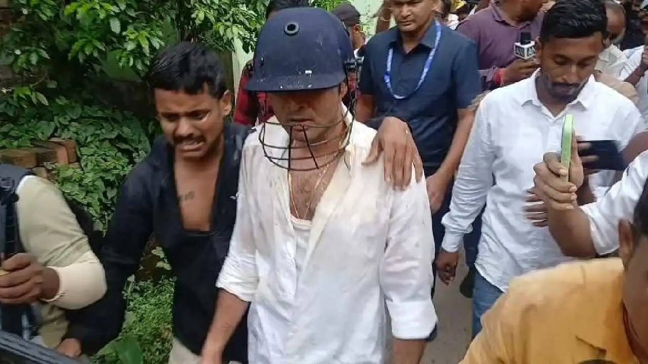 बंगाल के सोनारपुर में सांसद अभिषेक बनर्जी का जबरदस्त विरोध, अंडे-जूते फेंके गए, लगे ‘चोर-चोर’ के नारे
