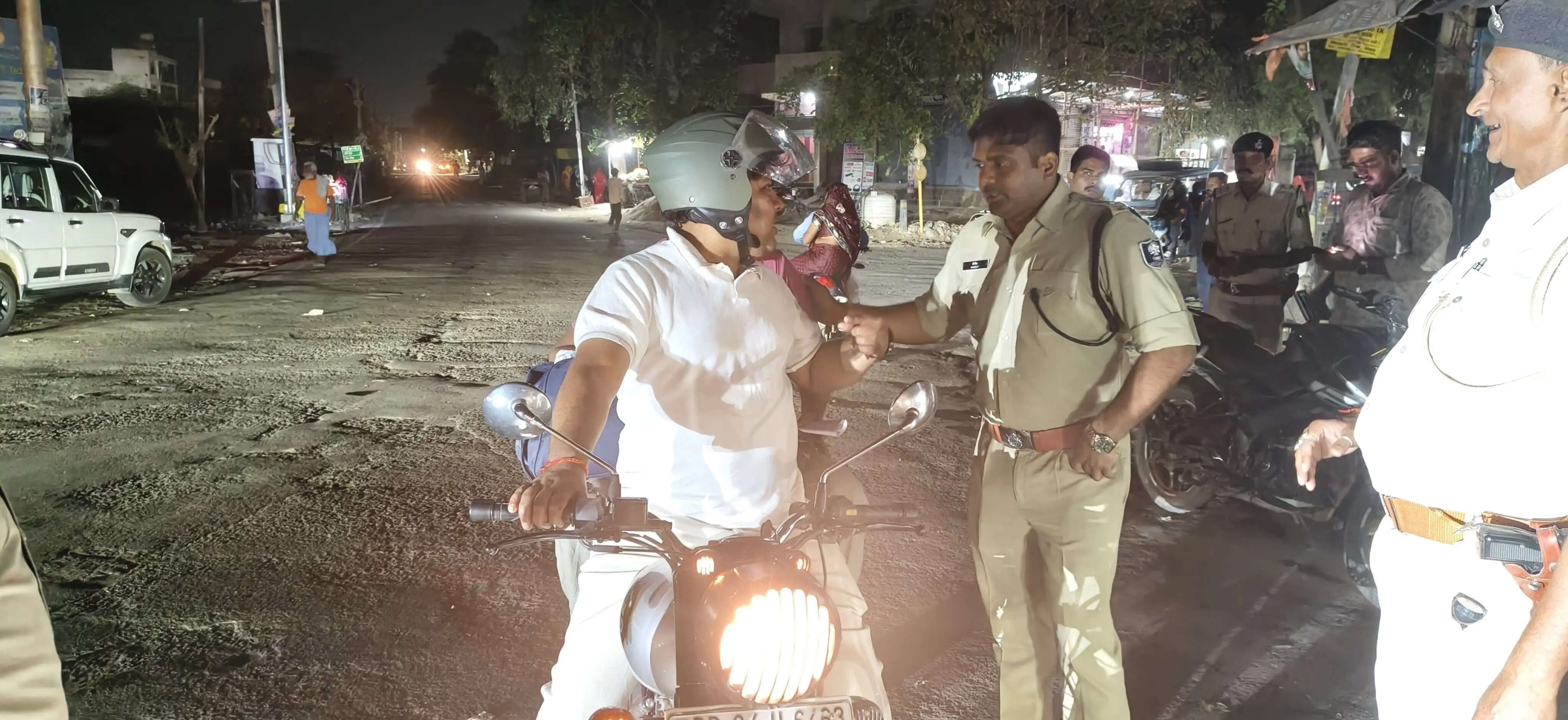 सारण में वाहन जांच अभियान का एसएसपी ने किया देर रात औचक निरीक्षण