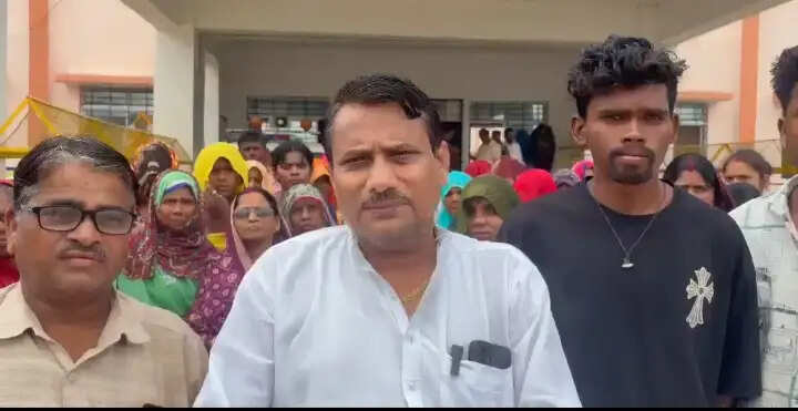 मैहर&nbsp;: सीमेंट कंपनियों&nbsp;के&nbsp;सीएसआर फंड पर फिर उठे सवाल, प्रभावित गांवों की अनदेखी का आरोप