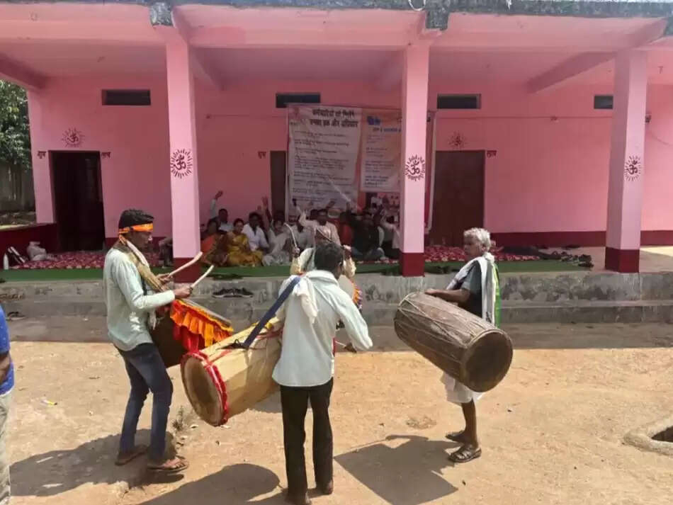 बलरामपुर : शासकीयकरण की मांग को लेकर पंचायत सचिवों की अनिश्चितकालीन हड़ताल जारी