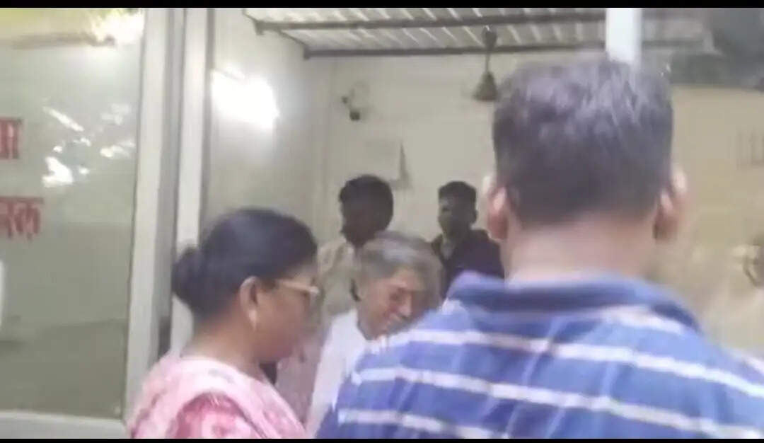 जिला पंचायत राज अधिकारी कार्यालय की लिपिक 20 हजार की घूस लेते रंगे हाथों गिरफ्तार
