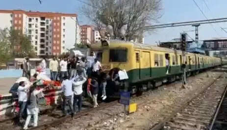 युवा कांग्रेस अध्यक्ष की गिरफ्तारी के विरोध में कार्यकर्ताओं ने रोकी रेल